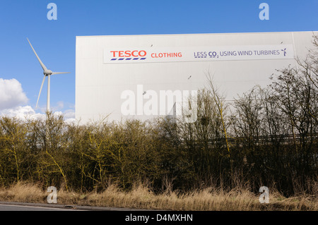 Grandi turbine eoliche che alimenta un magazzino Tesco a DIRFT, Daventry Foto Stock