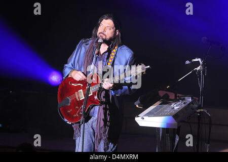 Alan Parsons di Alan Parsons Live Project esegue sul palco durante un concerto del Greatest Hits Tour 2013 a Laeiszhalle di Amburgo, Germania, 15 marzo 2013. Foto: Revierfoto Foto Stock