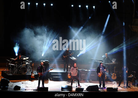 La Alan Parsons Live Project esegue sul palco durante un concerto del Greatest Hits Tour 2013 a Laeiszhalle di Amburgo, Germania, 15 marzo 2013. Foto: Revierfoto Foto Stock