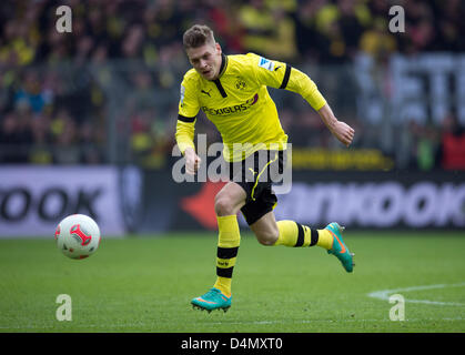 Dortmund Lukasz Piszczek gioca la palla durante la Bundesliga tedesca partita di calcio tra Borussia Dortmund e SC Freiburg al Signal Iduna Park di Dortmund, Germania, 16 marzo 2013. Foto: BERND THISSEN (ATTENZIONE: embargo condizioni! Il DFL permette l'ulteriore utilizzazione di fino a 15 foto (solo non sequenziale di immagini o di video-simili serie di foto consentito) via internet e media on line durante il match (compreso il tempo di emisaturazione), adottate dall'interno dello stadio e/o prima di iniziare la partita. Il DFL permette la trasmissione senza restrizioni di registrazioni digitali durante il matc Foto Stock