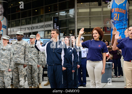 New Orleans Arena apprezzamento militare di notte Foto Stock