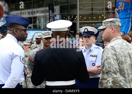 New Orleans Arena apprezzamento militare di notte Foto Stock