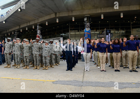 New Orleans Arena apprezzamento militare di notte Foto Stock