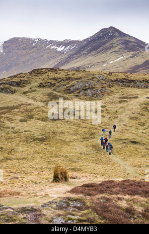 Gli escursionisti risalendo la cresta di bordo sulla strada per il vertice di Skiddaw Foto Stock