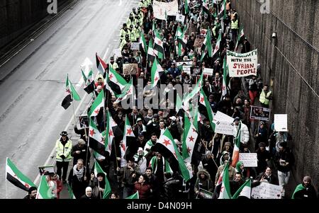 Londra, Regno Unito. Il 16 marzo 2013. Centinaia di opposizione siriana sostenitori marzo attraverso il centro di Londra oggi in solidarietà con il popolo della Siria. Membri della protesta ha intonato contro Assad, le Nazioni Unite e il Regno Unito. George Henton / Alamy Live News. Foto Stock