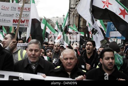 Londra, Regno Unito. Il 16 marzo 2013. Centinaia di opposizione siriana sostenitori marzo attraverso il centro di Londra oggi in solidarietà con il popolo della Siria. Membri della protesta ha intonato contro Assad, le Nazioni Unite e il Regno Unito. George Henton / Alamy Live News. Foto Stock