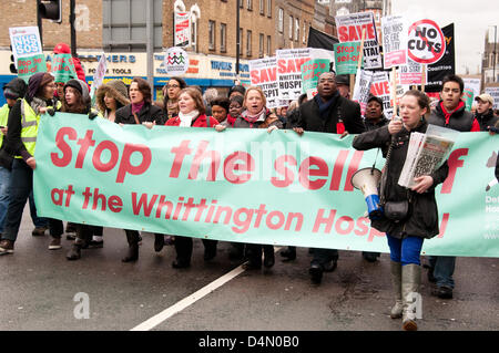 Londra REGNO UNITO, 16 marzo 2013. David Lammy MP (Quinta da destra) uniti a migliaia di persone la campagna per fermare i tagli all'Ospedale Whittington marzo attraverso un nuvoloso e piovoso Islington, terminando all'ospedale stesso. Il consiglio di amministrazione di Whittington Hospital Trust hanno un controverso progetto per i tagli di bilancio, che includono la vendita fuori un terzo del sito, chiusura letti e servizi e perdendo oltre cinquecento posti di lavoro. Credito: Patricia Phillips / Alamy Live News Foto Stock