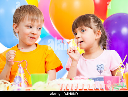 Compleanno di carino divertente i bambini con letti gemelli Foto Stock