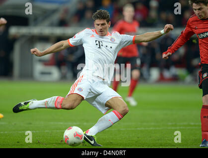 Monaco di Baviera è Mario Gomez punteggi 1-0 obiettivo durante la Bundesliga tedesca partita di calcio tra Bayer Leverkusen e FC Bayern Monaco di Baviera a BayArena a Leverkusen, Germania, 16 marzo 2013. Foto: FEDERICO GAMBARINI (ATTENZIONE: embargo condizioni! Il DFL permette l'ulteriore utilizzazione di fino a 15 foto (solo non sequenziale di immagini o di video-simili serie di foto consentito) via internet e media on line durante il match (compreso il tempo di emisaturazione), adottate dall'interno dello stadio e/o prima di iniziare la partita. Il DFL permette la trasmissione senza restrizioni di registrazioni digitali durante il tappetino Foto Stock