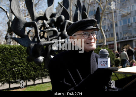 Olocausto superstite Moshe Haelion parla ai media. Marzo commemorativa per il settantesimo anniversario dalla partenza del primo treno da Salonicco ai campi dei nazisti ad Auschwitz. Punto di partenza, il memoriale dell'Olocausto in Eleftherias (Liberty) Square e la destinazione della vecchia stazione ferroviaria dove il primo treno partì con gli ebrei di Salonicco. Salonicco, Grecia. Marzo 16, 2013. La seconda città più grande della Grecia è per commemorare il settantesimo anniversario della prima deportazione di ebrei ad Auschwitz, con una serie di eventi in esecuzione a domenica.eventi inclusi una marcia silenziosa su Foto Stock