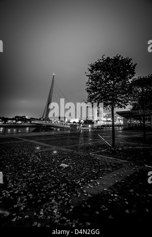 Bianco e Nero Swansea Marina Ponte di vela in serata, Galles Foto Stock