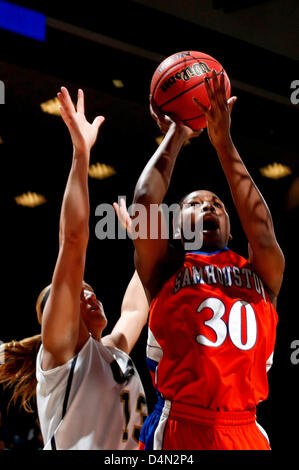 Marzo 16, 2013 - Katy, in Texas, Stati Uniti d'America - MAR 16 2013: Sam Houston membro avanti Sequeena Thomas #30 va fino ad un cestello durante la conferenza del Southland torneo di basket campionato di gioco tra Sam Houston Stato e Oral Roberts University da Leonard E. Merrell Center di Katy, TX. Oral Roberts ha vinto, 72-66. Foto Stock