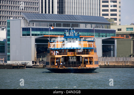 La Staten Island Ferry ancorata al terminal dei traghetti Foto Stock