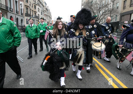 Marzo 16th, 2013, New York, NY, STATI UNITI D'AMERICA : Centinaia di migliaia di persone si riuniscono e marzo fino 5th Avenue a New York City per celebrare St Paticks Day. Il sindaco Bloomberg e il commissario della polizia Kelly portano il marzo da midtown a 79th Street. Foto Stock