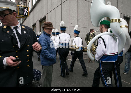 Marzo 16th, 2013, New York, NY, STATI UNITI D'AMERICA : Centinaia di migliaia di persone si riuniscono e marzo fino 5th Avenue a New York City per celebrare St Paticks Day. Il sindaco Bloomberg e il commissario della polizia Kelly portano il marzo da midtown a 79th Street. Foto Stock