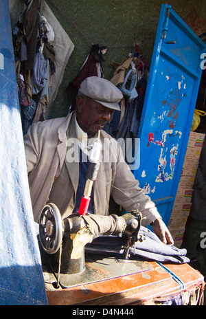 Taylor nel mercato, il mercato più grande in Africa ad Addis Abeba in Etiopia Foto Stock