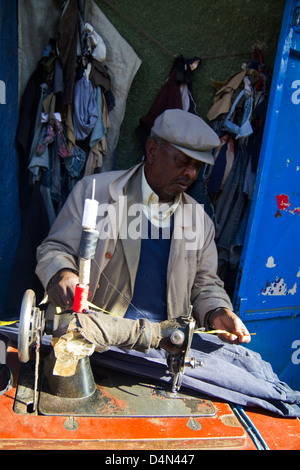 Taylor nel mercato, il mercato più grande in Africa ad Addis Abeba in Etiopia Foto Stock