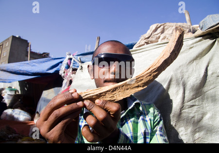 Venditore nel mercato, il mercato più grande in Africa, Addis Abeba, Etiopia Foto Stock