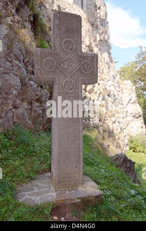 Croce di pietra poste nella parte anteriore del Castello di Bran (Castelul Bran) - Conteggio Castello di Dracula, Braşov, Valacchia, Romania Foto Stock