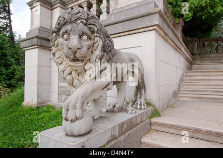 La scultura di un leone di fronte al Castello di Peles (Castelul Peles), Transilvania, Romania, Europa Foto Stock