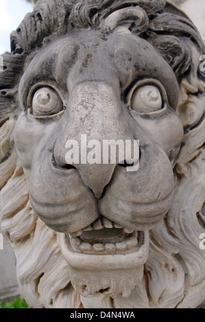 La scultura di un leone di fronte al Castello di Peles (Castelul Peles), Transilvania, Romania, Europa Foto Stock
