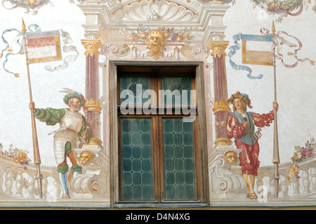 Immagine di un cavaliere prima il Castello di Peles (Castelul Peles), Transilvania, Romania, Europa Foto Stock