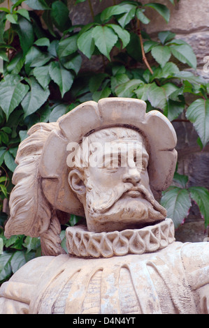 La scultura di un cavaliere prima il Castello di Peles (Castelul Peles), Transilvania, Romania, Europa Foto Stock