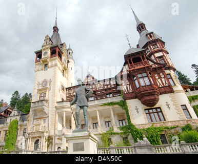 Monumento a la Carol I di Romania di fronte al Castello di Peles (Castelul Peles), Transilvania, Romania, Europa Foto Stock