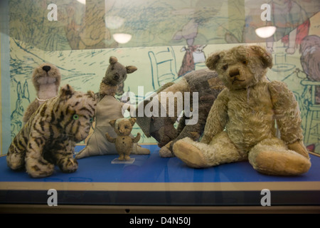 L'originale Winne the Pooh giocattolo animali in un display in vetro caso nella Biblioteca Pubblica di New York Foto Stock