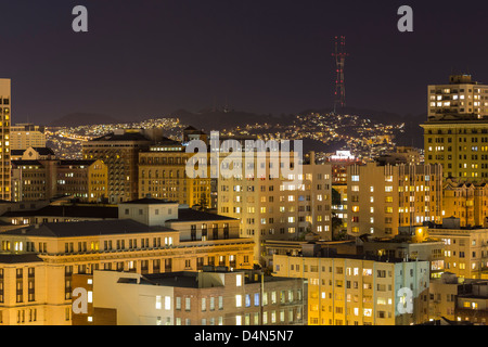 Il Nob Hill e Twin Peaks di notte. Foto Stock
