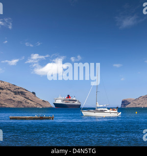 Cunard crociera Queen Mary 2 al di ancoraggio in acque profonde nel porto di Akaroa, Foto Stock