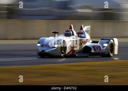 Marzo 16, 2013 - Sebring, Florida, Stati Uniti - Andy Meyrick prende la DeltaWing LM12 Elan intorno alla pista a Sebring International Raceway durante la 61Mobil 1 12 Ore di Sebring. La versione scoperta della rivoluzionaria macchina pensionati con avaria motore dopo aver completato 10 giri nella seconda ora di gara. (Credito Immagine: © Ron Bijlsma/ZUMAPRESS.com) Foto Stock