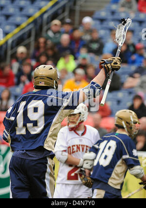 16 marzo 2013: la Cattedrale di Notre Dame, Tyler Kimball (19), celebra un obiettivo irlandese durante il lacrosse azione contro l'Università di Denver pionieri durante il Whitman il campionatore Mile High Classic, autorità sportive Field at Mile High, Denver, Colorado. Notre Dame sconfigge Denver 13-12 in ore di lavoro straordinario. Foto Stock