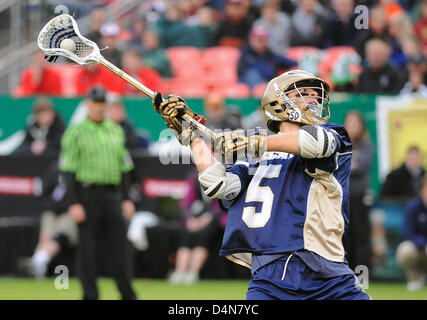 16 marzo 2013: la Cattedrale di Notre Dame, Jim Marlatt (5), prende un colpo sul traguardo durante lacrosse azione contro l'Università di Denver pionieri durante il Whitman il campionatore Mile High Classic, autorità sportive Field at Mile High, Denver, Colorado. Notre Dame sconfigge Denver 13-12 in ore di lavoro straordinario. Foto Stock