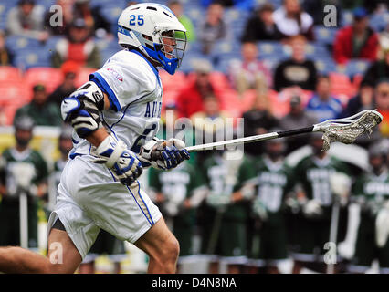 Marzo 16, 2013: Air Force, Erik Smith (25), in azione contro la Loyola levrieri durante il Whitman il campionatore Mile High Classic, autorità sportive Field at Mile High, Denver, Colorado. Loyola sconfitto Air Force 13-7. Foto Stock