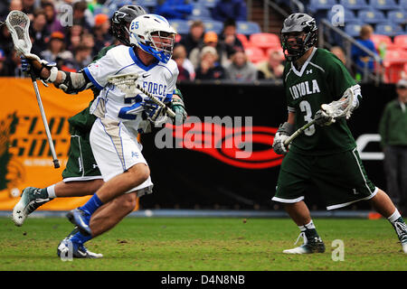 Marzo 16, 2013: Air Force, Erik Smith (25), in azione contro la Loyola levrieri durante il Whitman il campionatore Mile High Classic, autorità sportive Field at Mile High, Denver, Colorado. Loyola sconfitto Air Force 13-7. Foto Stock