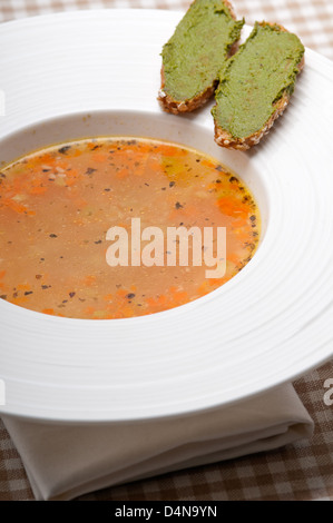 Classic minestrone italiano ' passato'soup con pesto crostini sul lato Foto Stock