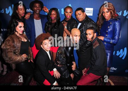 Dance Troupe Vogue Evolution presso gli arrivi per la ventiquattresima edizione GLAAD Media Awards NY, Marriott Marquis Hotel, New York, NY Marzo 16, 2013. Foto di: Gregorio T. Binuya/Everett Collection Foto Stock