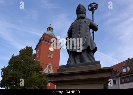 Vista di Gotha con il municipio storico tower, davanti alla statua di Godehard, Gotha, Turingia, Germania, Europa Foto Stock