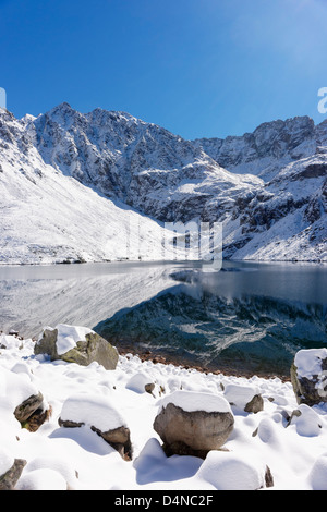 Czarny Staw Gasienicowy, polacco Alti Tatra, Polonia. In inverno Foto Stock