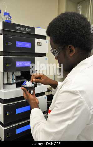 Il National Center for Toxicological Research (NCTR) della FDA conduce ricerche tossicologiche biochimiche utilizzando tecniche come la cromatografia liquida ad alte prestazioni (HPLC) e la reazione a catena della polimerasi (PCR) per valutare e regolare le sostanze tossiche nei prodotti di consumo. Le loro scoperte contribuiscono alla sicurezza della salute pubblica e alle politiche normative. Foto Stock