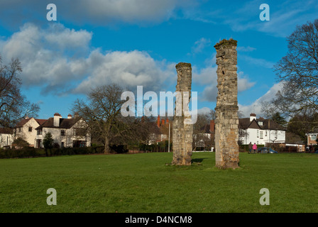 Resti di un vecchio arco di entrata in pietra ad Abington Park, Northampton, Regno Unito Foto Stock