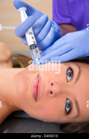 Anti Aging mesoterapia facciale con siringa closeup sulla faccia di donna Foto Stock