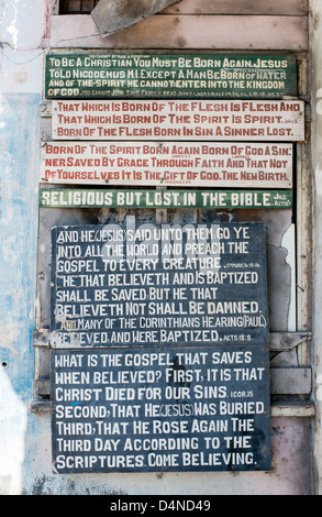 I religiosi segno cristiano su una parete in Speightstown, Barbados, Caraibi Foto Stock