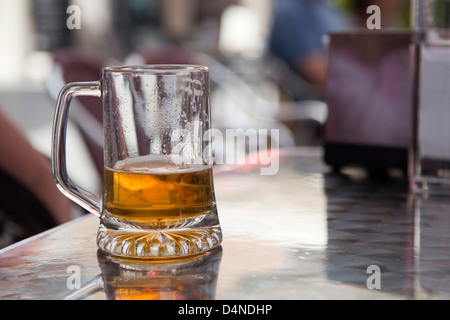 Bicchiere di birra servita nel patio esterno e di un bar. Foto Stock