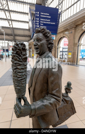 Statua di Ken Dodd comico e intrattenitore alla stazione di Lime street Liverpool dallo scultore Tom Murphy. Foto Stock