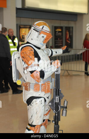 Birmingham, Regno Unito. 16 marzo 2013. Stormtrooper dal film della serie Star Wars guida i visitatori in Birmingham MCM Expo. Foto Stock