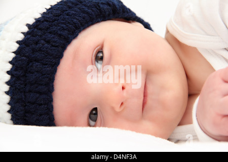 Bambino in berretto lavorato a maglia Foto Stock