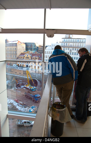 Le persone che ricercano il grande cantiere sulla sommità di Narodni Trida stazione della metropolitana la città nuova di Praga Repubblica Ceca Europa Foto Stock