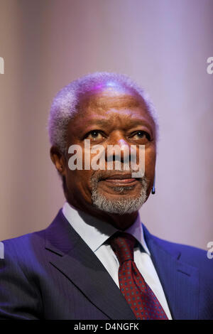 Ex Segretario Generale delle Nazioni Unite Kofi Annan si siede sul palco durante una lettura del suo libro "Ein Leben in Krieg und Frieden' ('una vita in tempo di guerra e di pace ") presso il festival della letteratura Lit.Cologne a Colonia, Germania, 16 marzo 2013. Foto: Rolf Vennenbernd Foto Stock